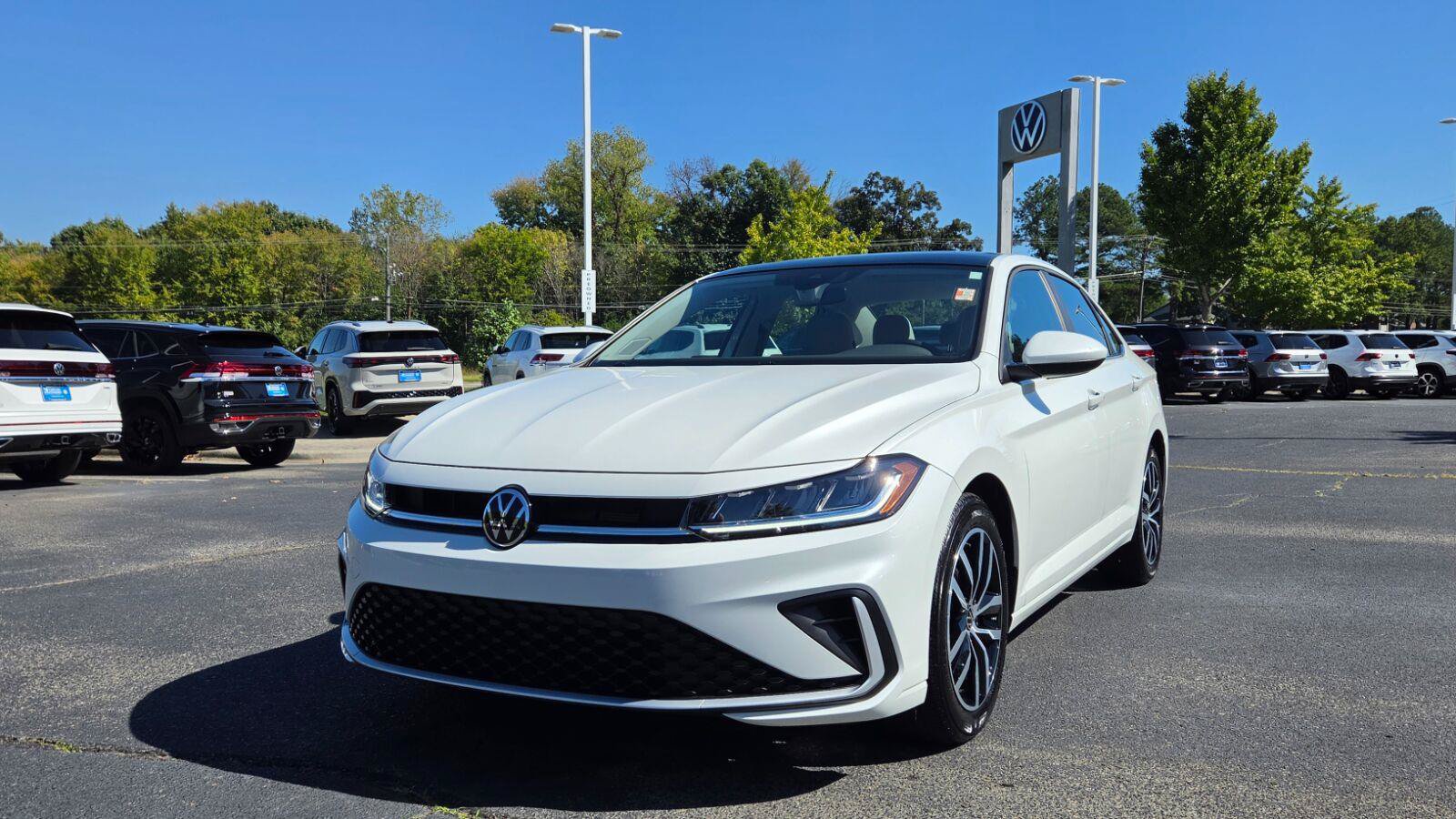 Used 2026 Volkswagen Jetta SE FWD image 8