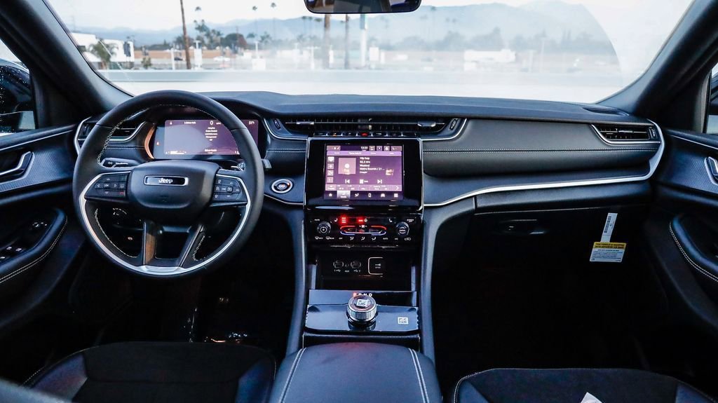 New 2025 Jeep Grand Cherokee Altitude image 13