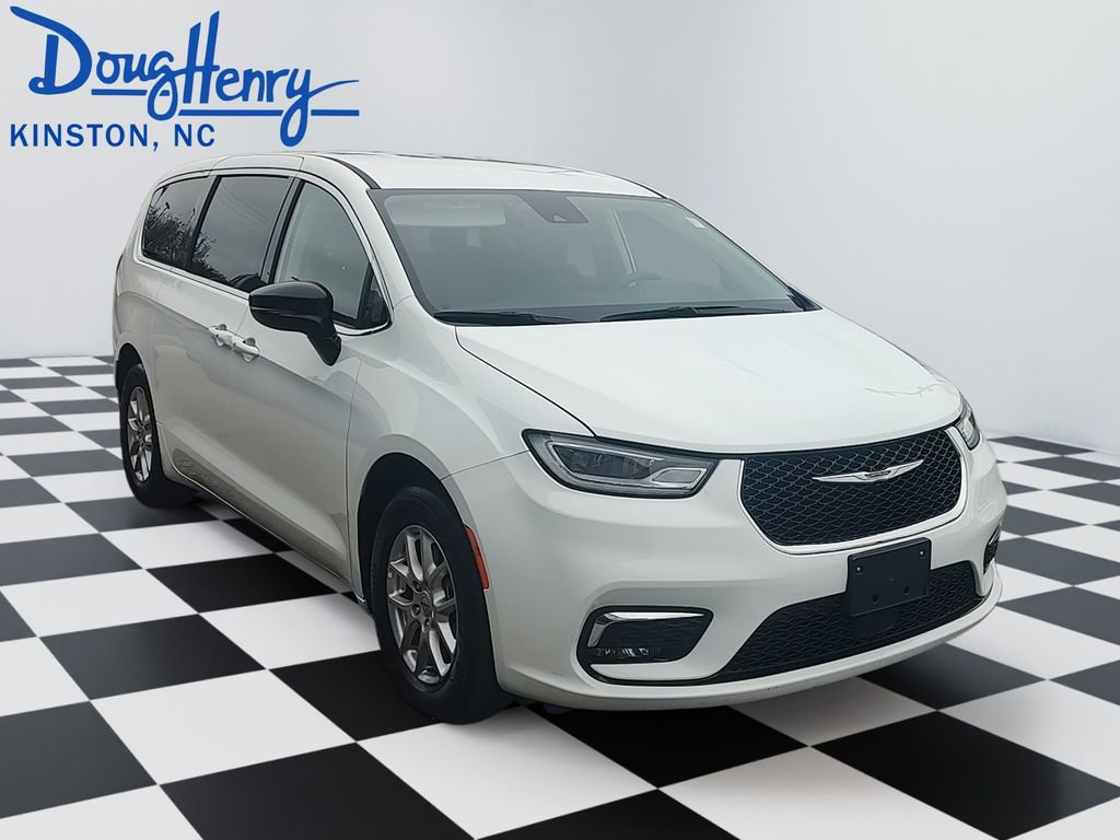 Used 2024 Chrysler Pacifica Touring-L FWD image 7