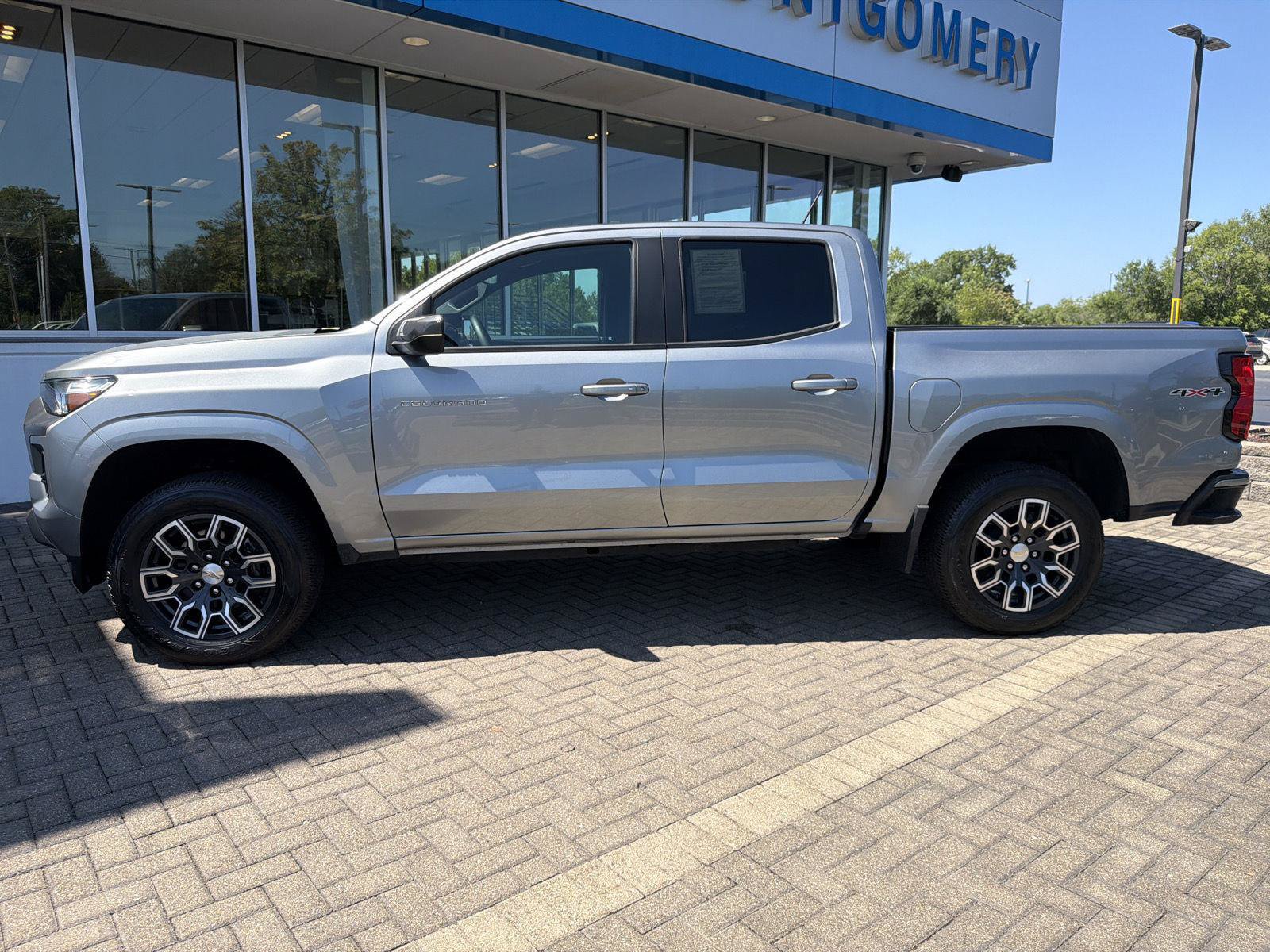 Used 2023 Chevrolet Colorado LT w/ LT Convenience Package II AWD/4WD image 2