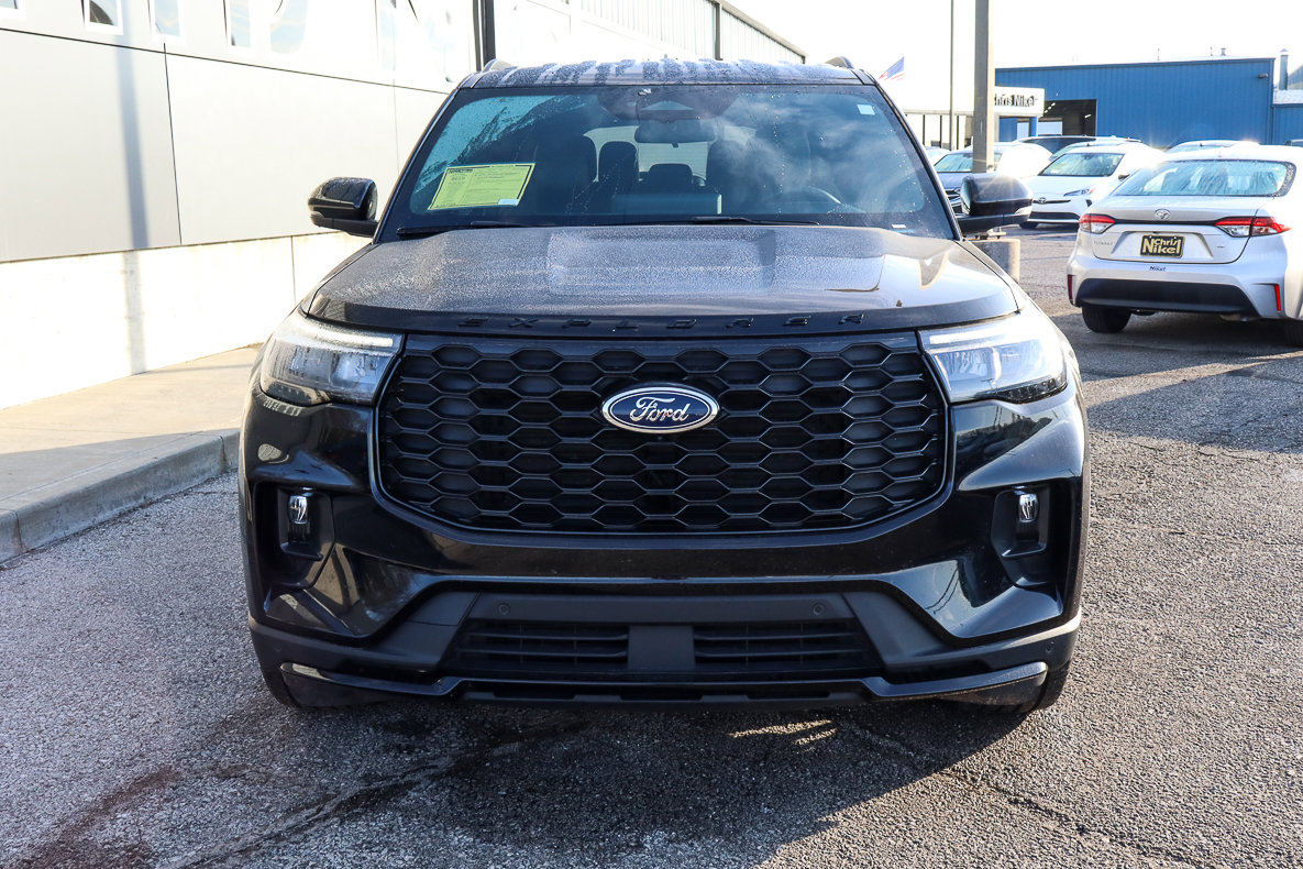 Used 2025 Ford Explorer ST-Line w/ ST-Line Street Pack image 2