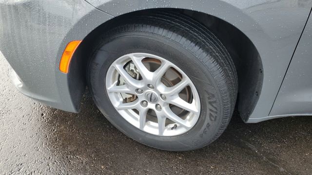 Certified 2025 Chrysler Pacifica Select image 4