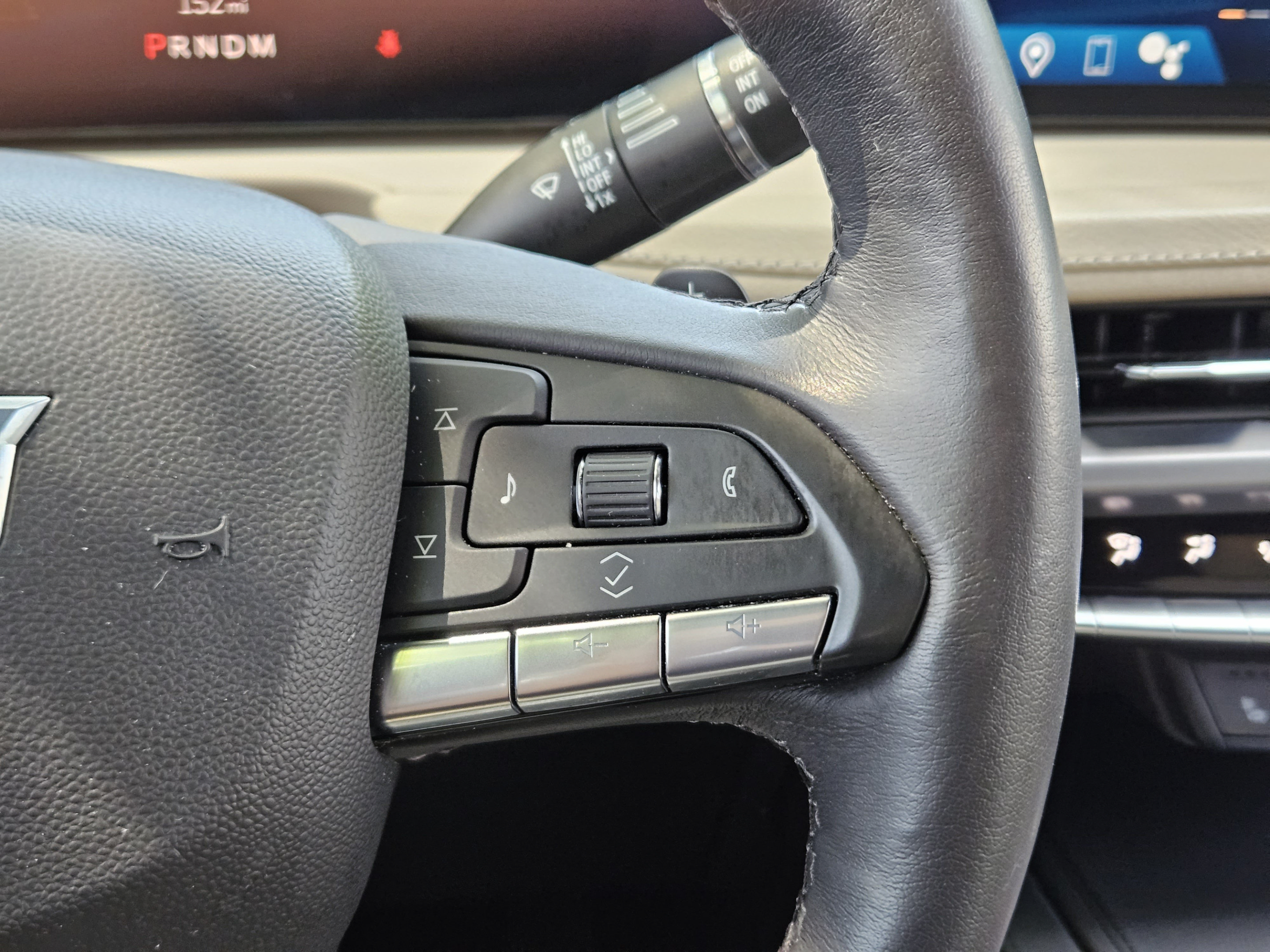 Used 2024 Cadillac XT4 Luxury w/ Cold Weather Package FWD image 21