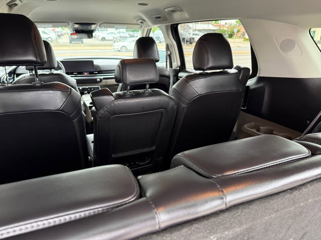 Used 2025 Kia Carnival FWD image 24