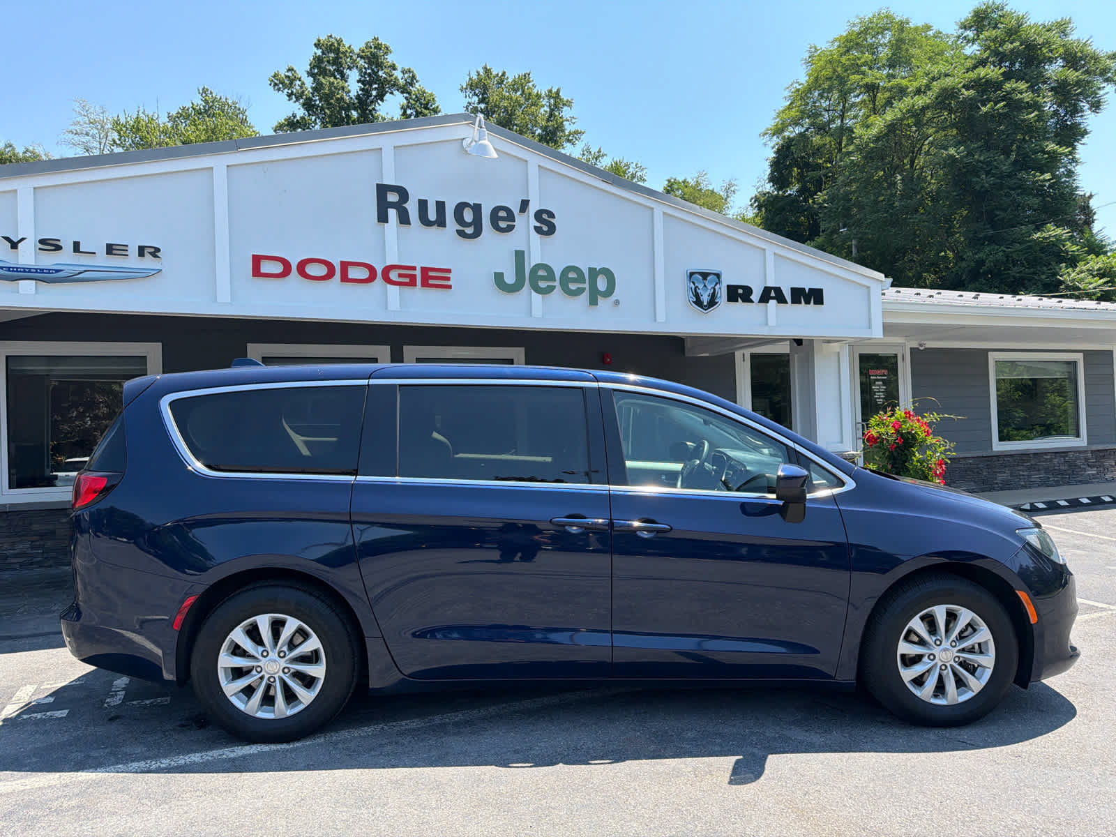 Used 2017 Chrysler Pacifica Touring w/ Tire & Wheel Group FWD image 9