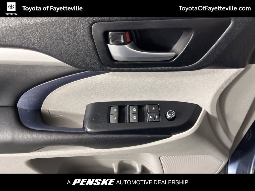 Used 2019 Toyota Highlander XLE FWD image 29