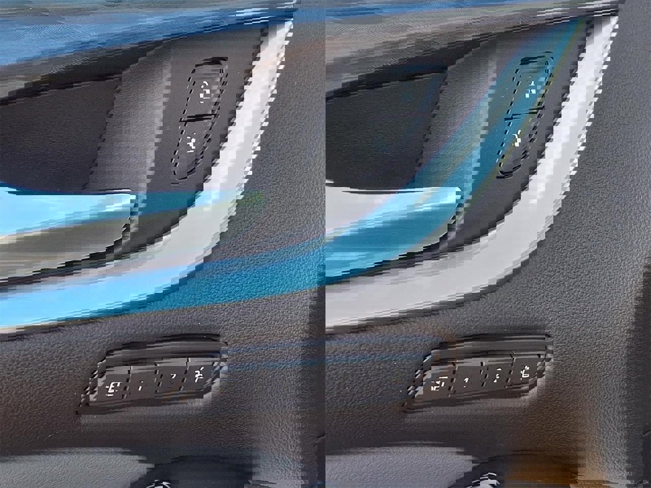 Used 2020 Buick Enclave Premium w/ Sun and Sites Package image 17