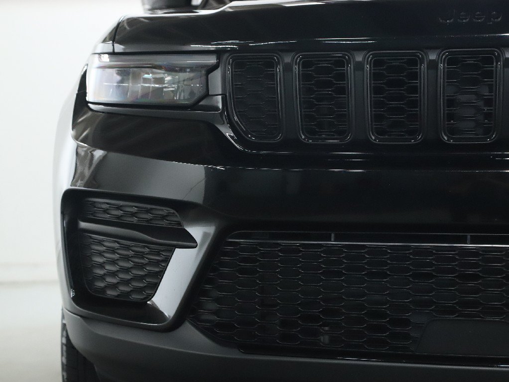 Used 2025 Jeep Grand Cherokee Altitude AWD/4WD image 6