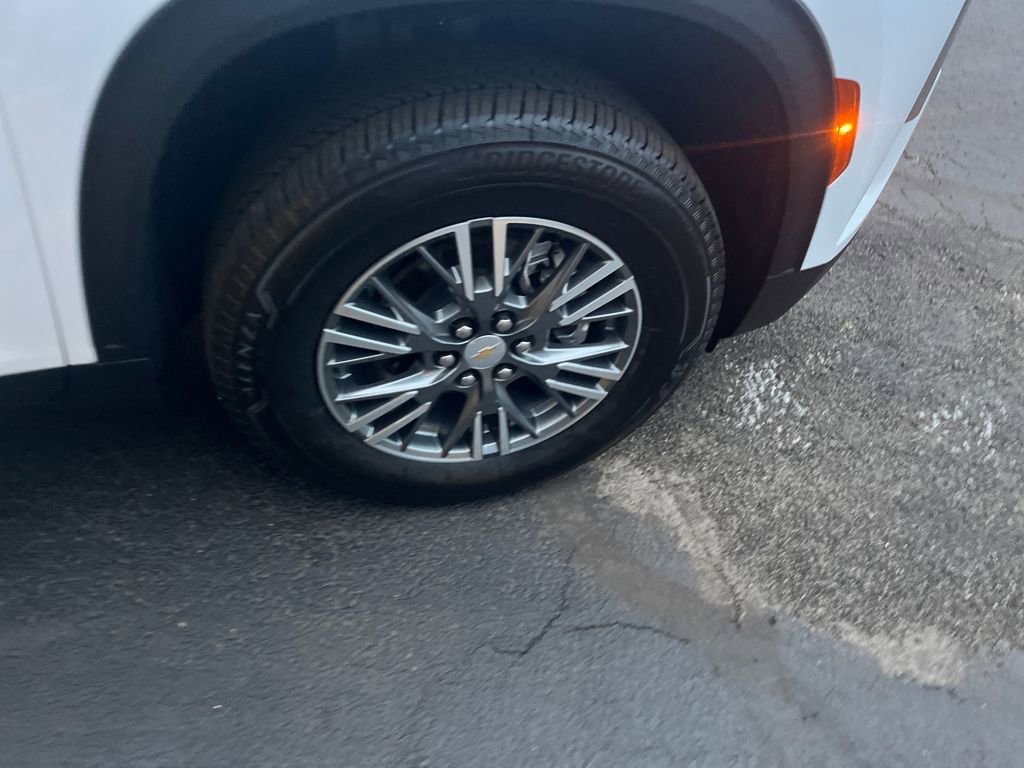 Used 2025 Chevrolet Traverse LT image 31