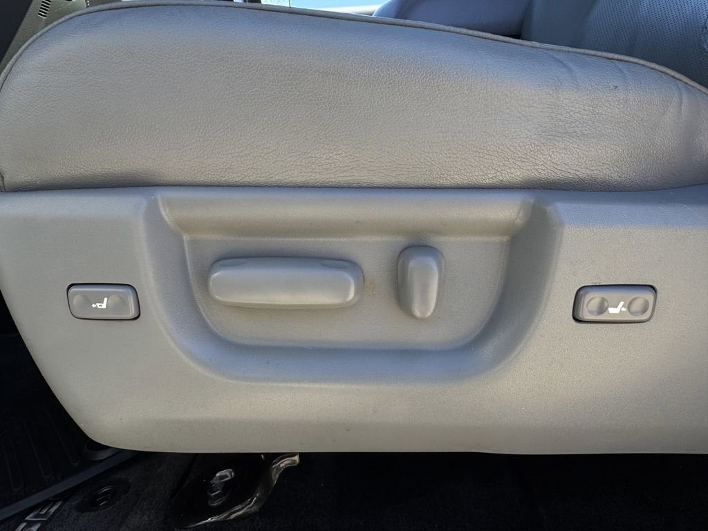 Used 2013 Toyota Sequoia Platinum image 27