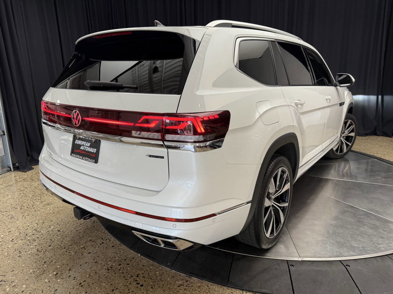 Used 2024 Volkswagen Atlas SEL Premium R-Line image 9