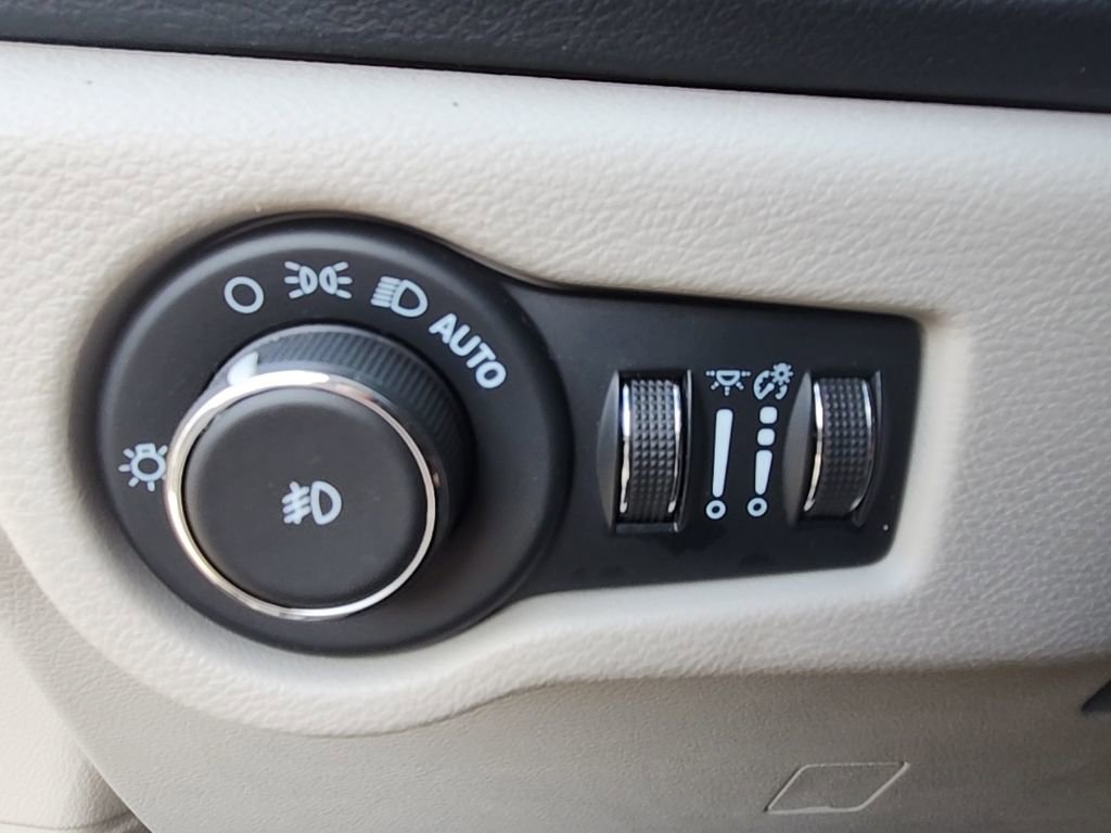 Certified 2023 Chrysler Pacifica Touring-L image 35