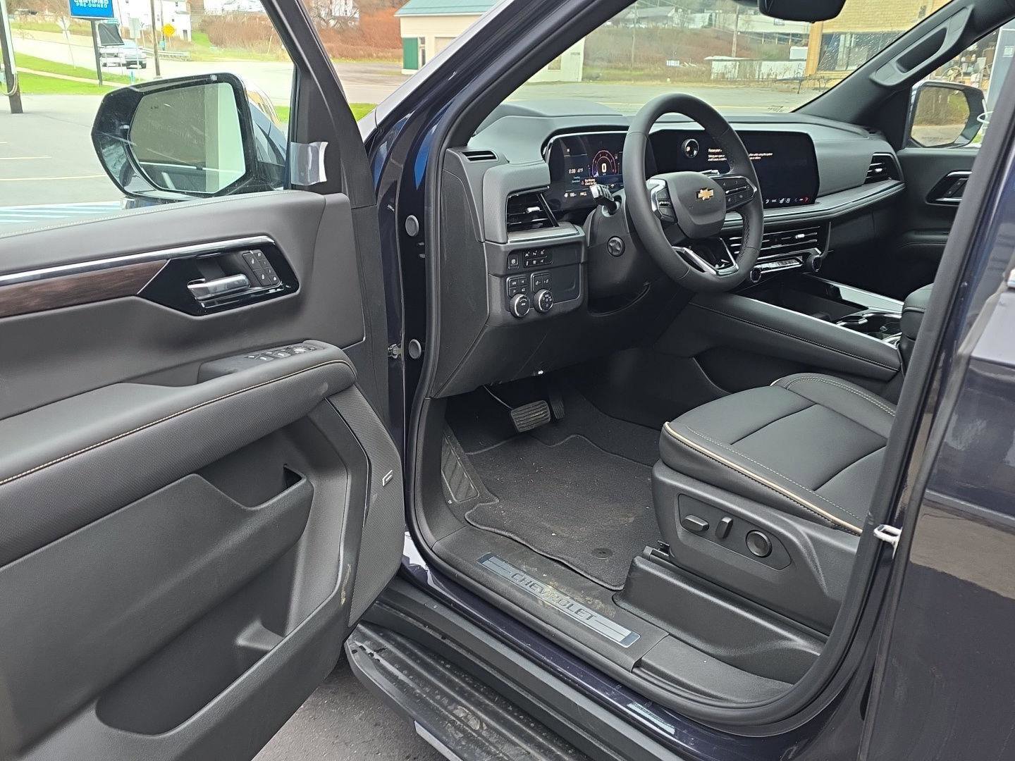 New 2025 Chevrolet Suburban Premier image 13