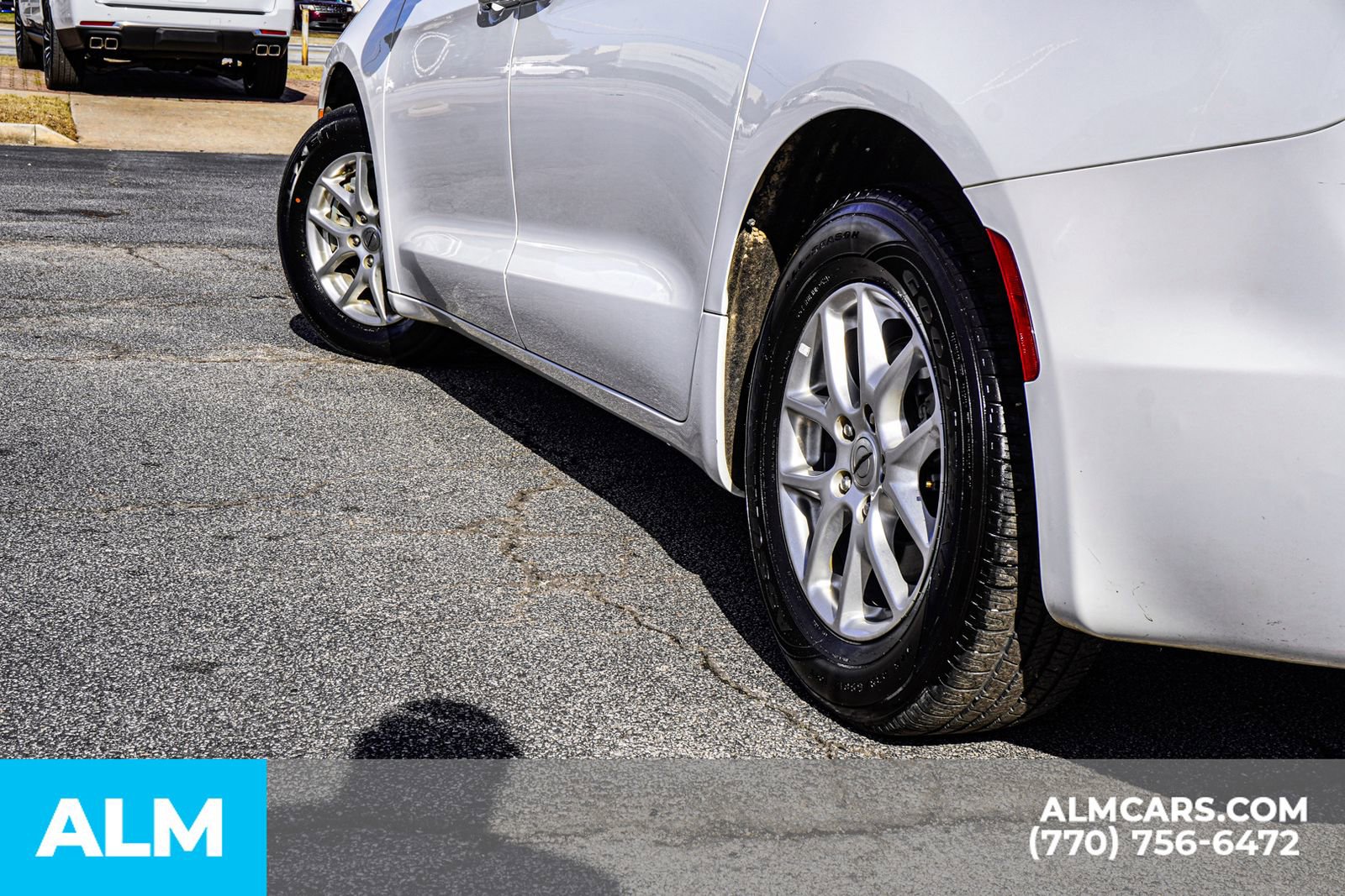 Used 2023 Chrysler Pacifica Touring-L image 14