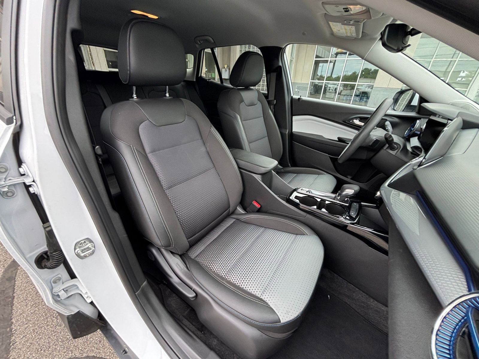 Used 2025 Chevrolet Trax LT FWD image 37