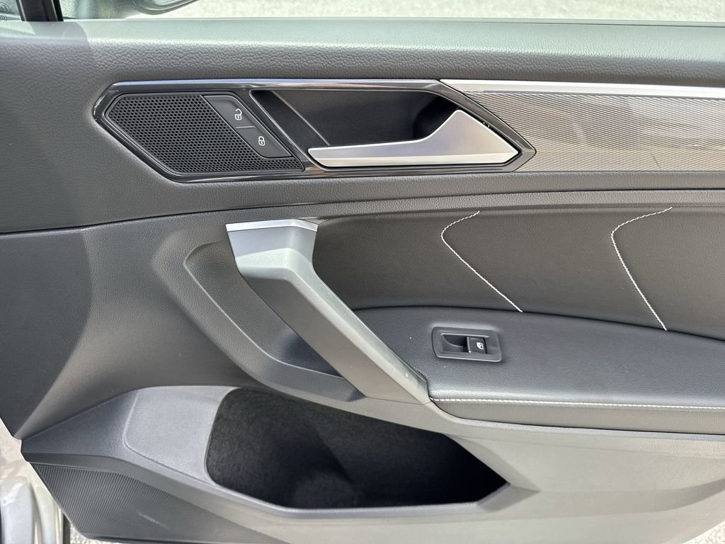 Used 2023 Volkswagen Tiguan SE R-Line image 44