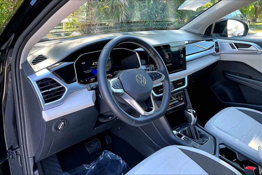 Certified 2025 Volkswagen Taos SE w/ Panoramic Sunroof Package image 14