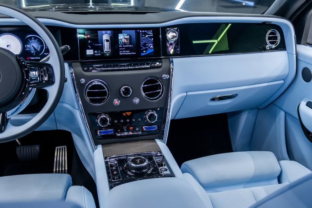 Used 2025 Rolls-Royce Cullinan image 30