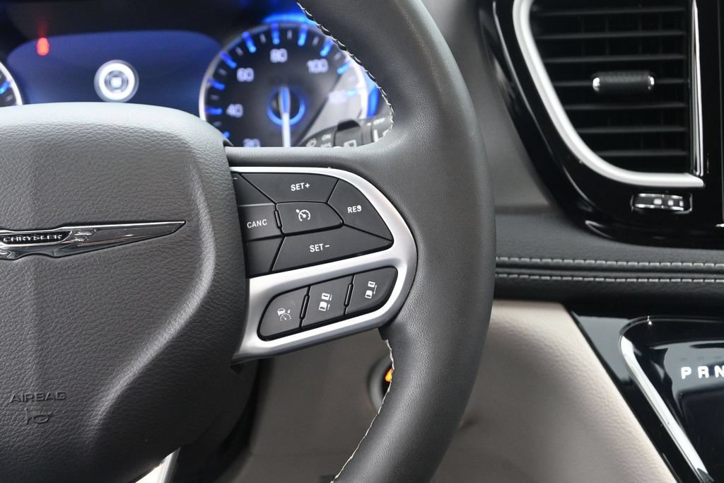 Used 2023 Chrysler Pacifica Touring-L AWD/4WD image 33