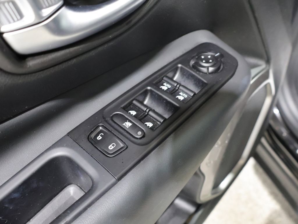 Used 2022 Jeep Renegade Latitude w/ Convenience Group AWD/4WD image 14