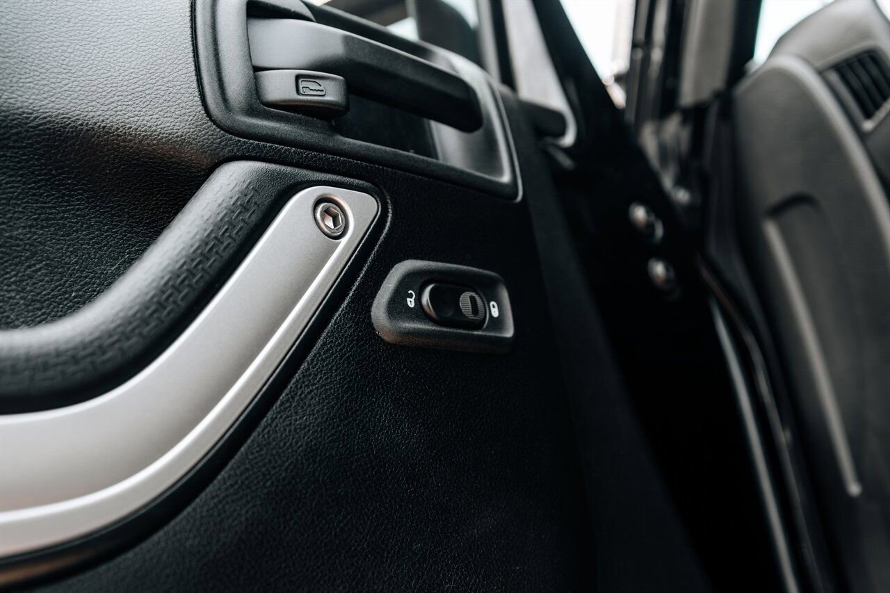Used 2016 Jeep Wrangler Unlimited Rubicon image 23
