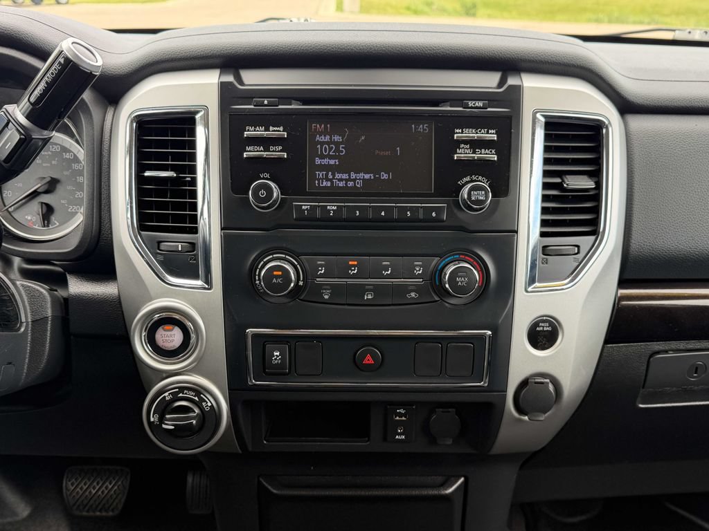 Used 2018 Nissan Titan SV AWD/4WD image 29