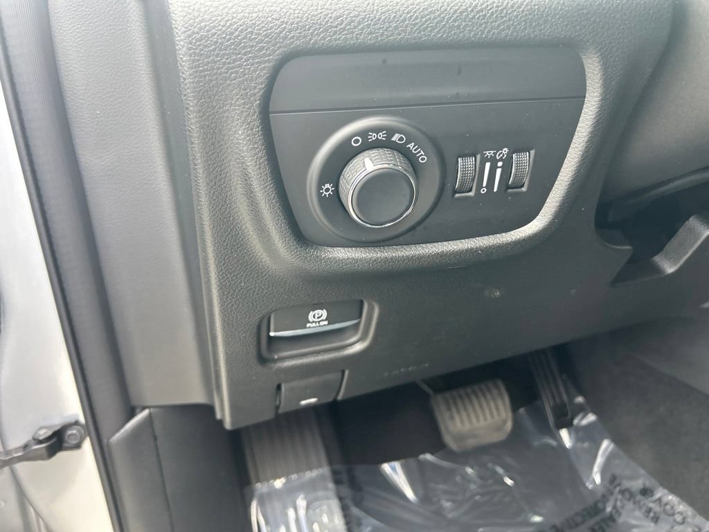 Used 2024 Jeep Grand Cherokee Laredo X w/ Luxury Tech Group I AWD/4WD image 35