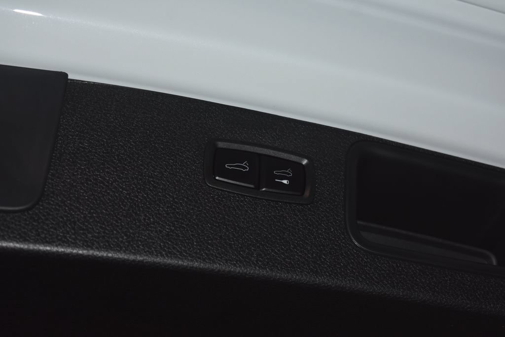 Certified 2025 Porsche Macan AWD/4WD image 35