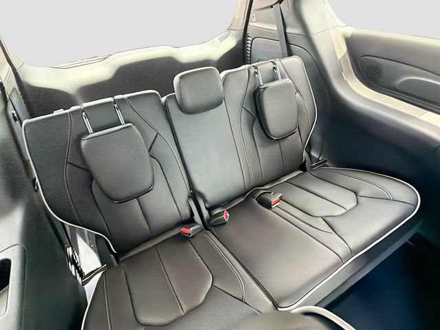 New 2027 Chrysler Pacifica Limited FWD image 28
