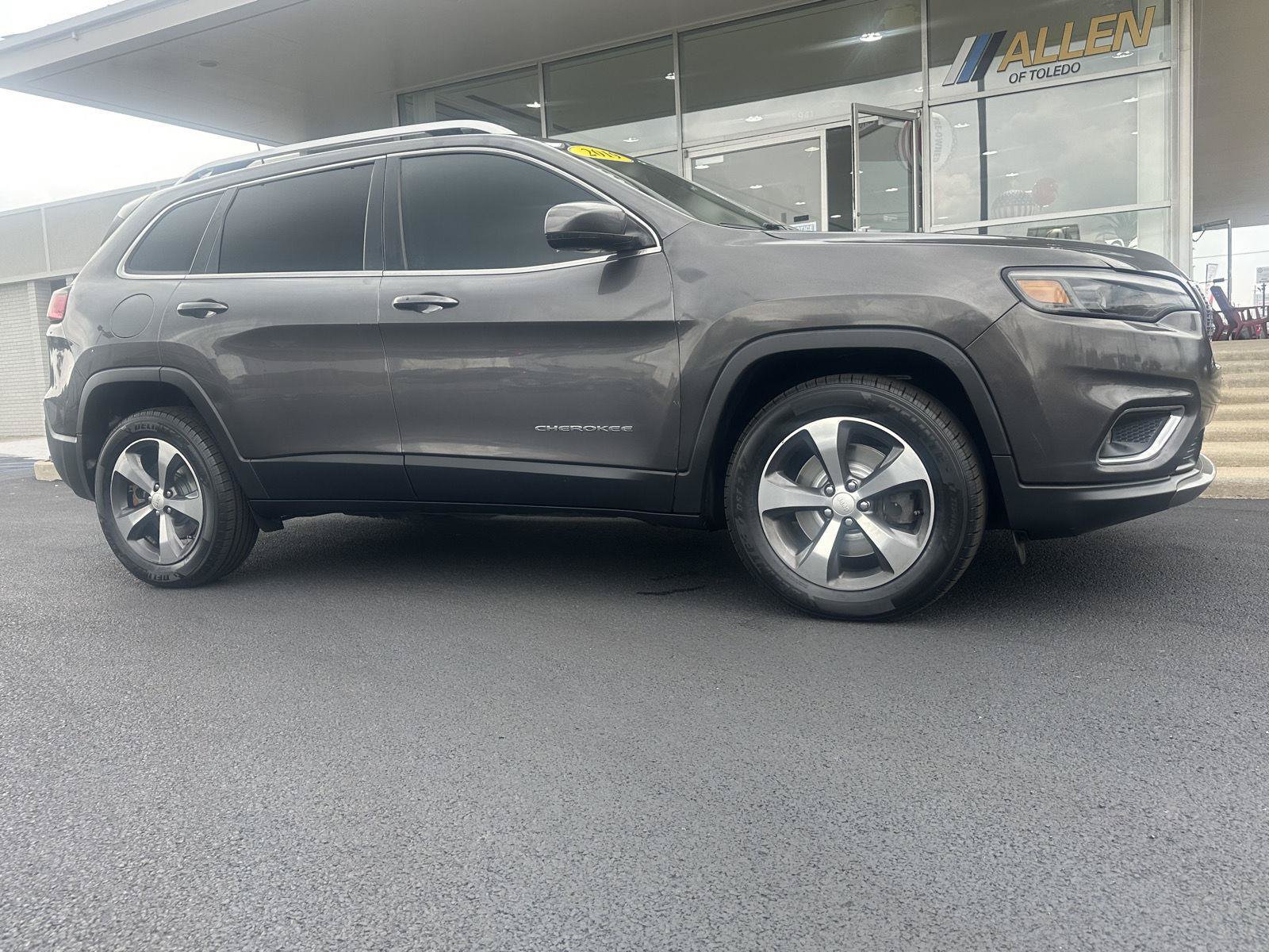 Used 2019 Jeep Cherokee Limited AWD/4WD image 1