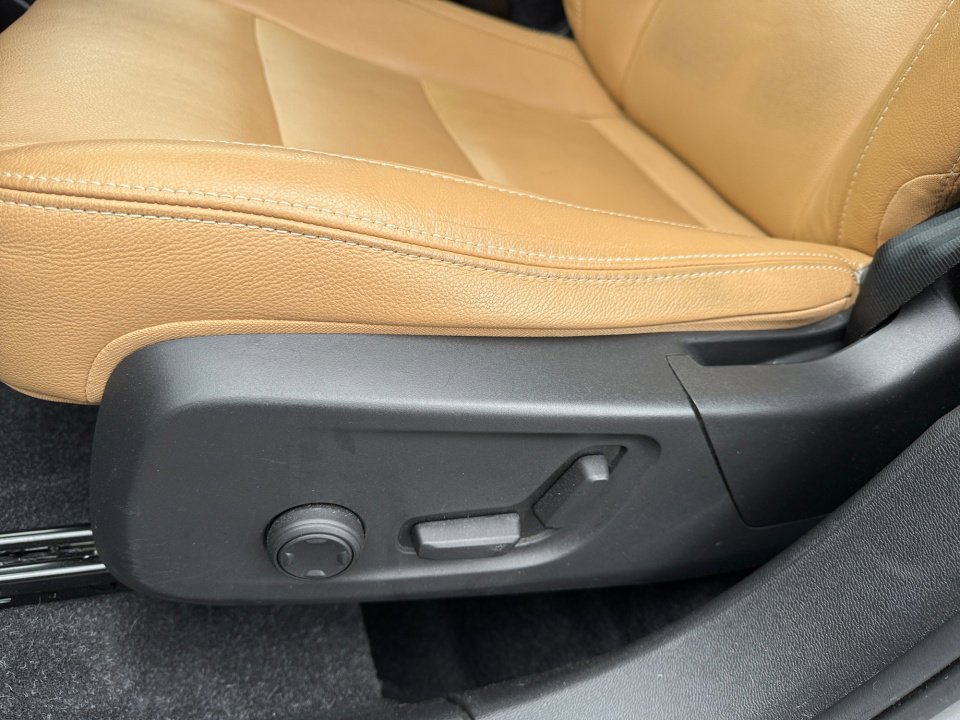 Used 2019 Volvo XC40 T5 Momentum image 30