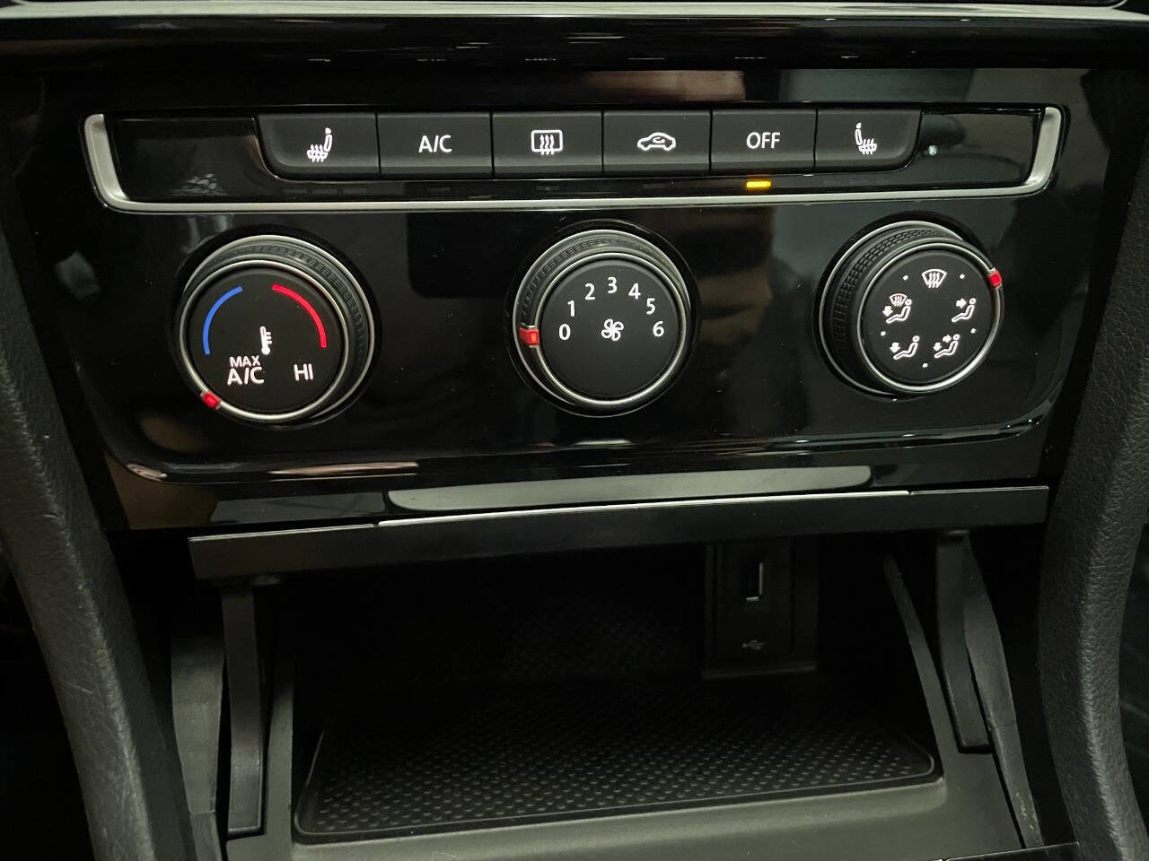 Used 2020 Volkswagen GTI SE image 37