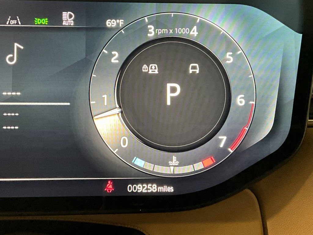 Used 2025 Land Rover Range Rover Long Wheelbase SE image 17