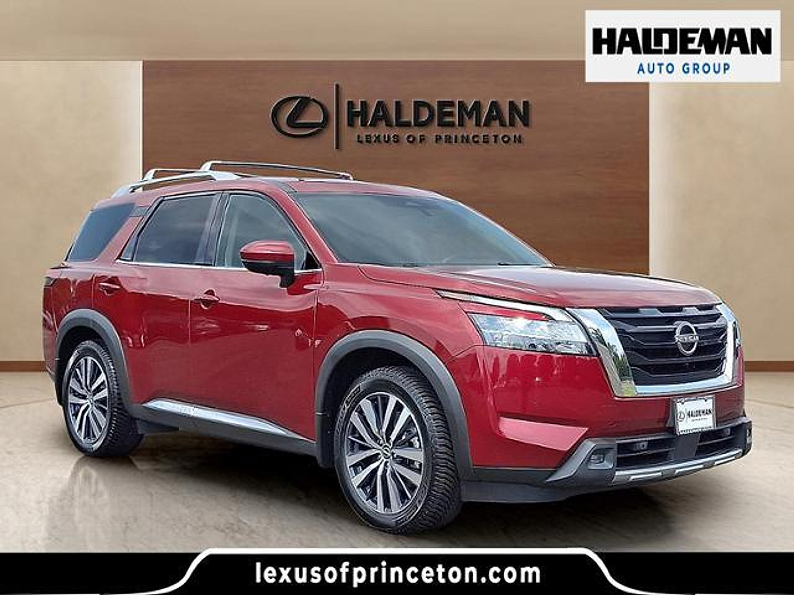 Used 2022 Nissan Pathfinder Platinum w/ Cargo Package AWD/4WD image 1