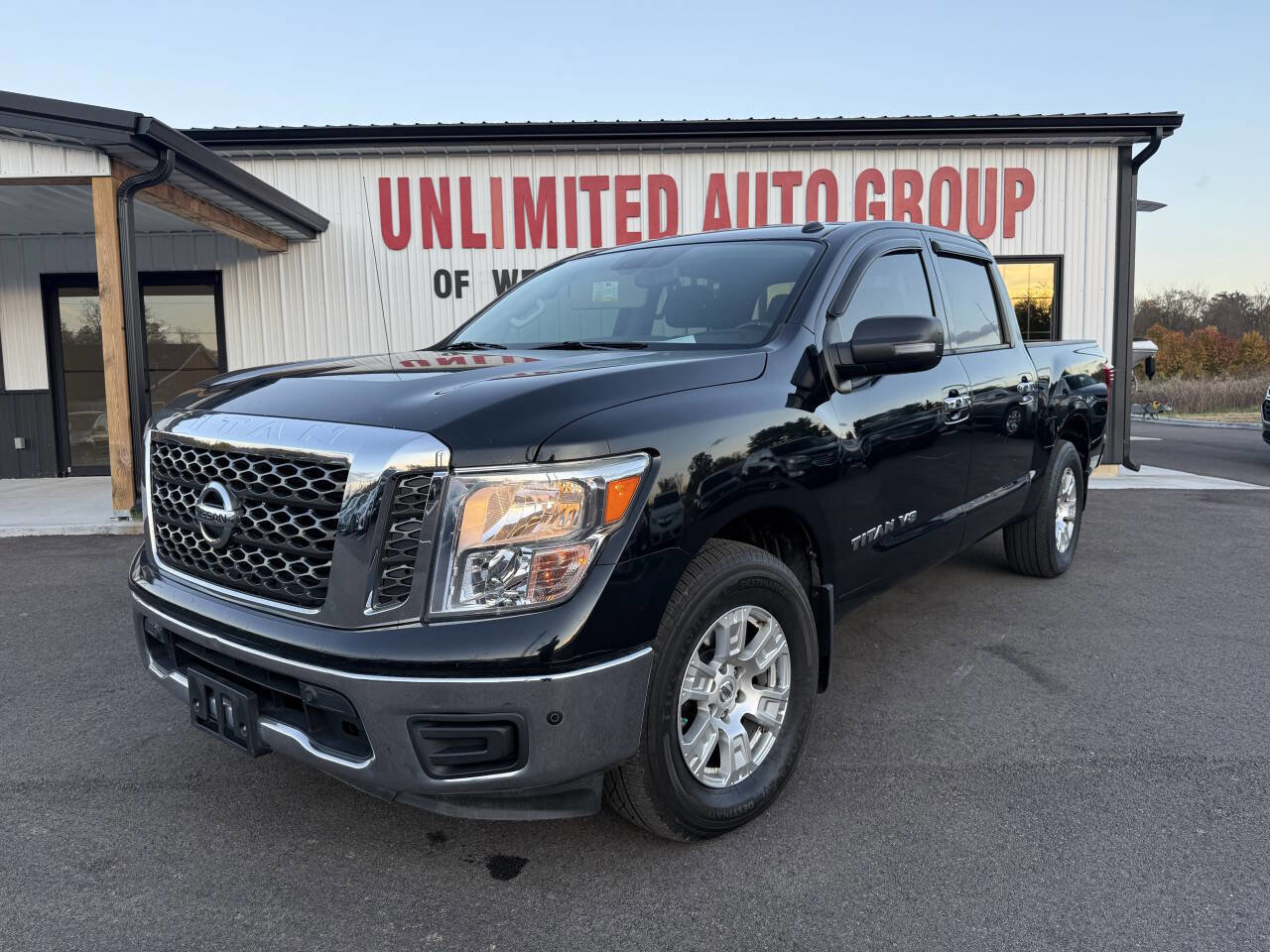 Used 2018 Nissan Titan SV w/ SV Convenience Package RWD image 1