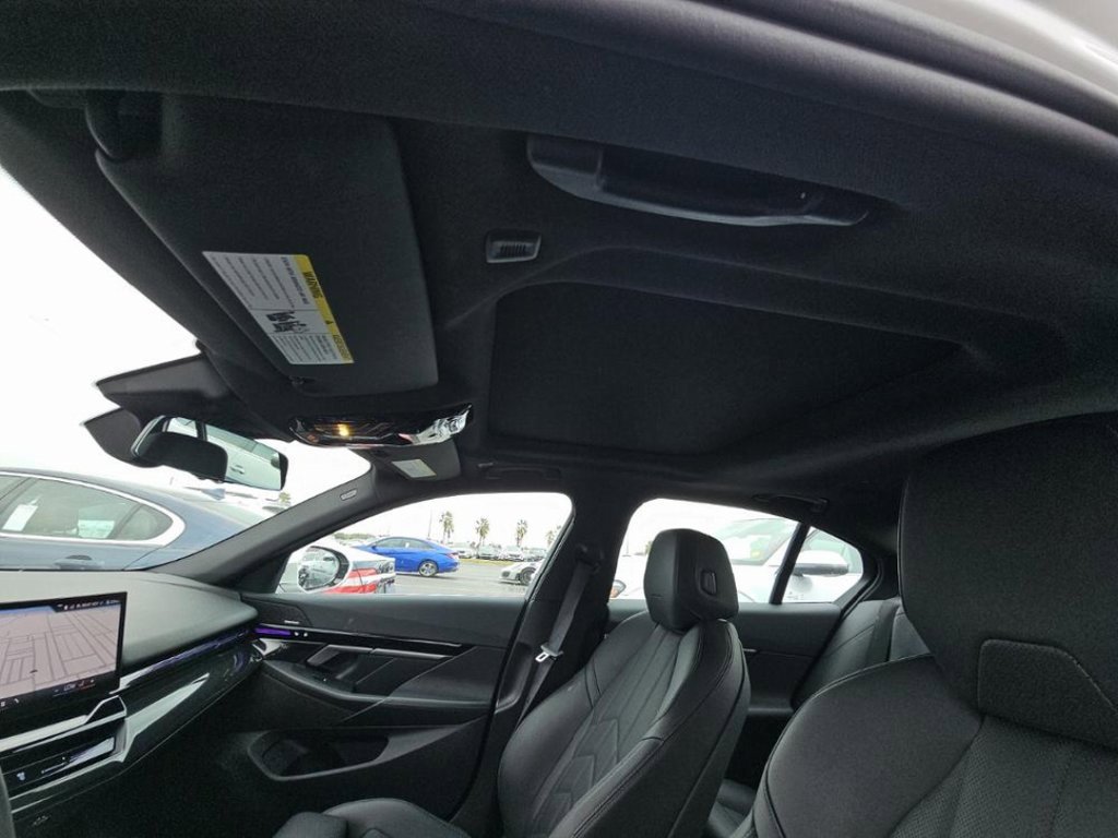 Used 2025 BMW 530i image 8