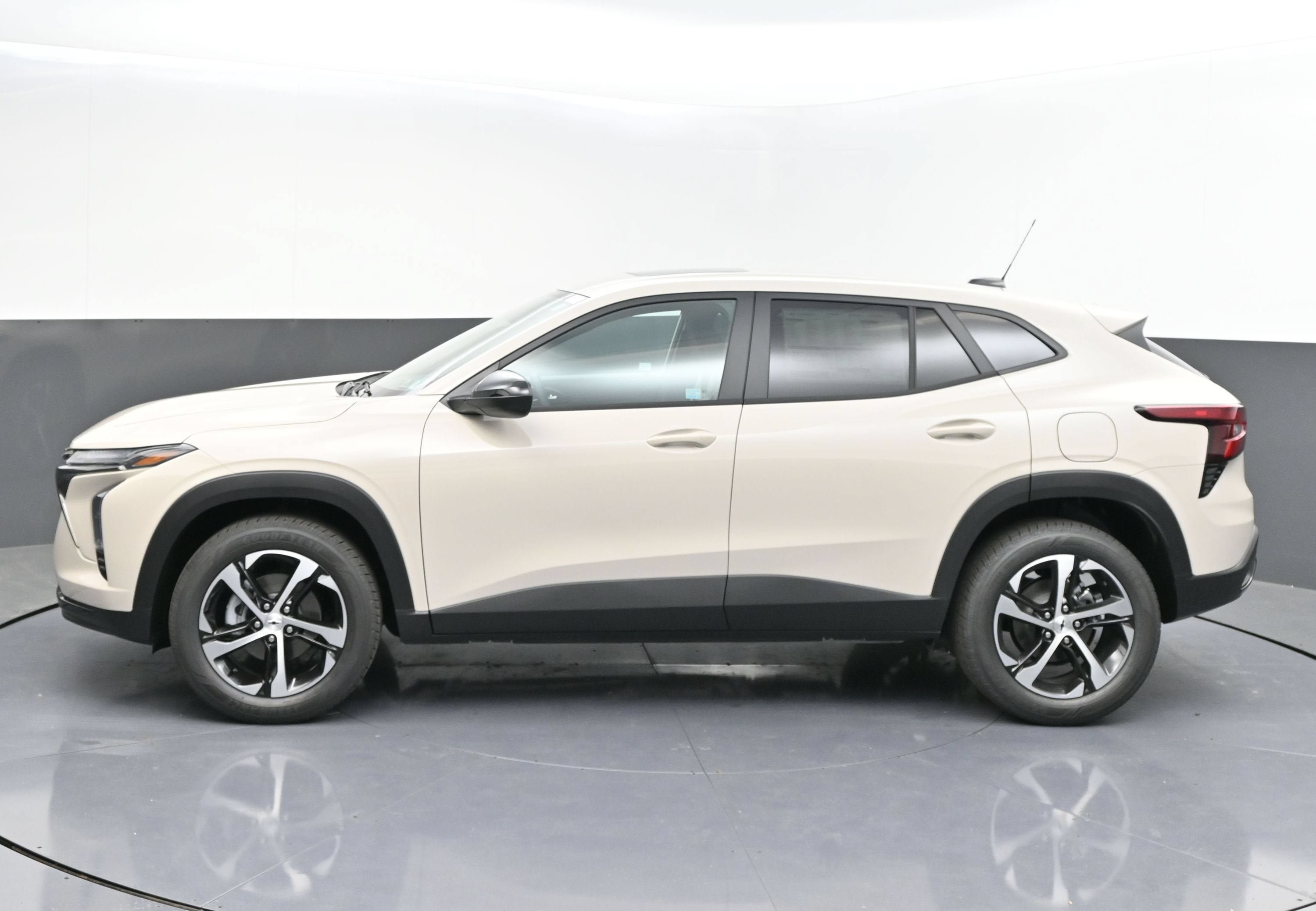 New 2026 Chevrolet Trax RS w/ Sunroof Package FWD image 4