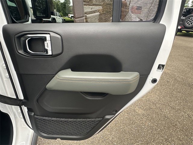 New 2025 Jeep Gladiator Mojave w/ Convenience Group image 16