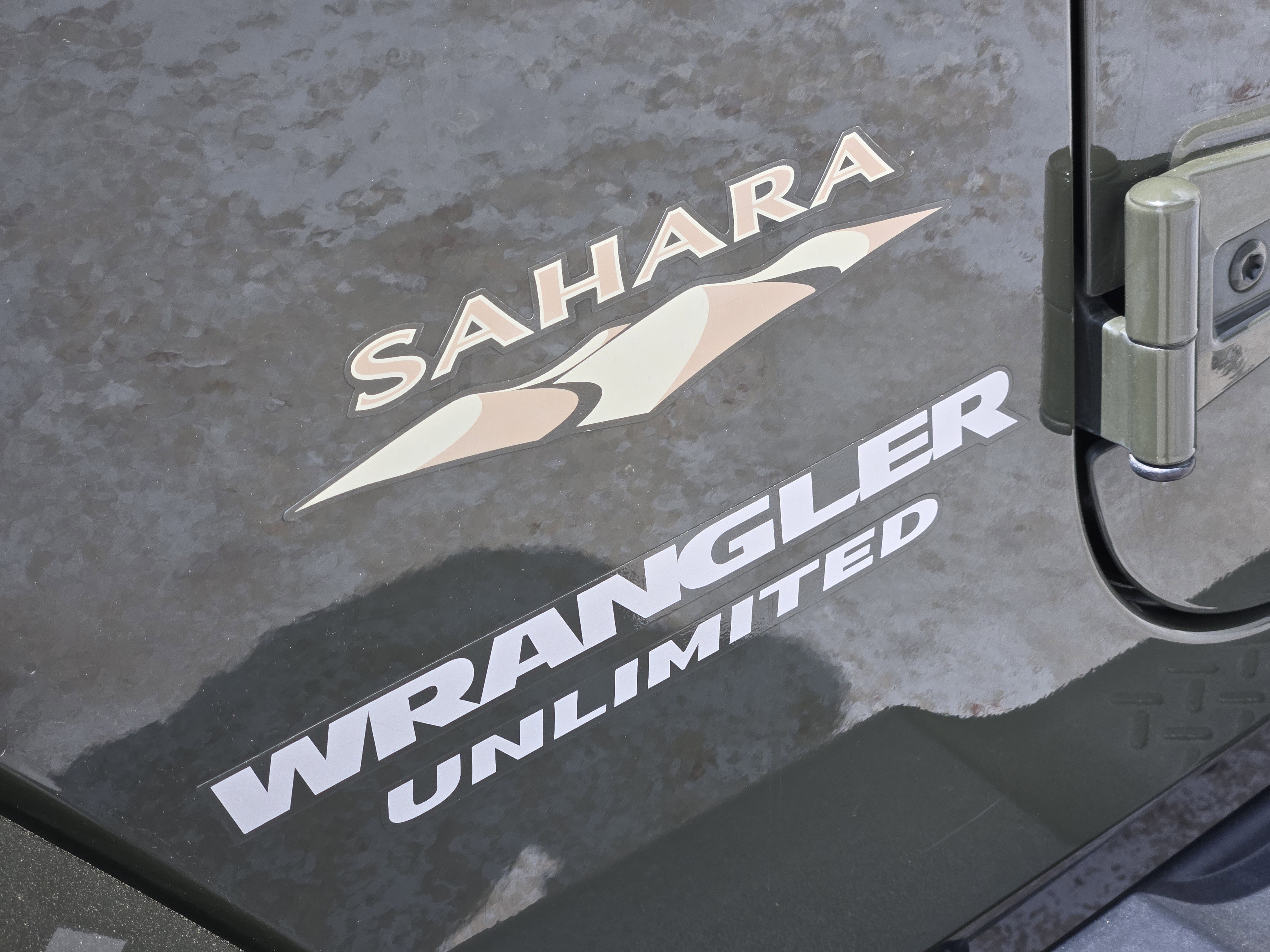 Used 2015 Jeep Wrangler Unlimited Sahara w/ Connectivity Group AWD/4WD image 11