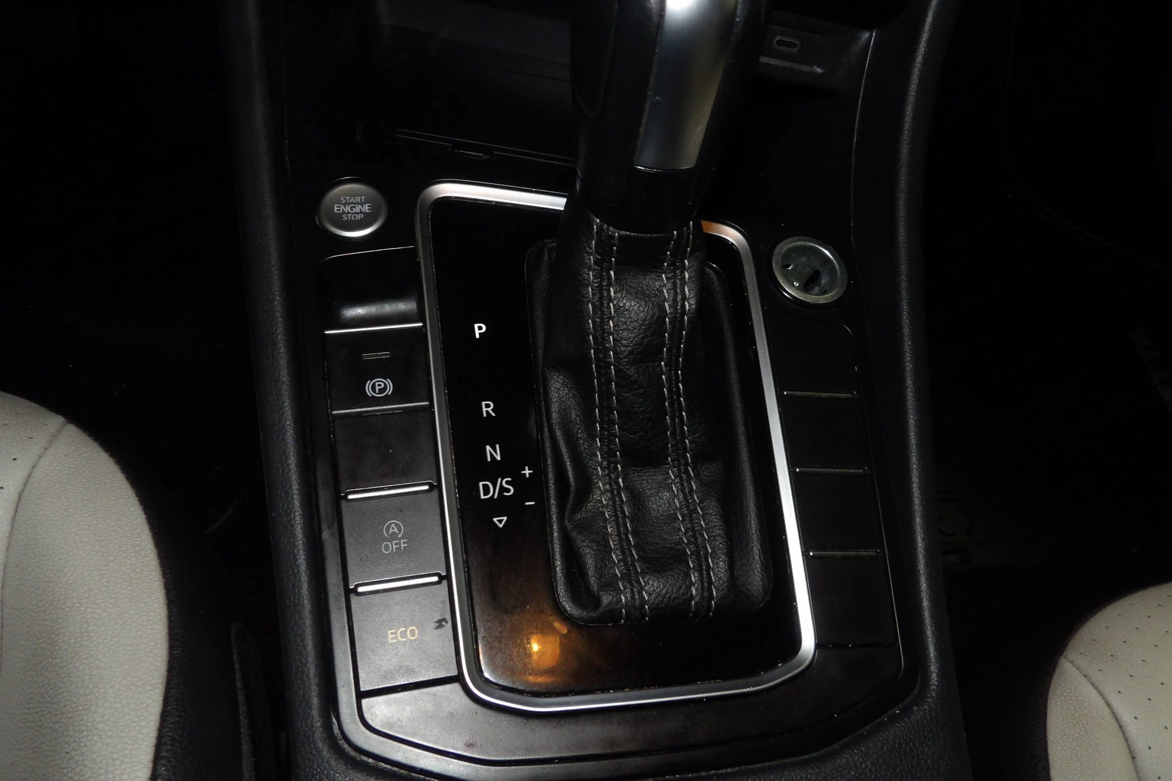 Used 2020 Volkswagen Jetta R-Line w/ R-Line Cold Weather Package image 14