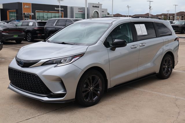 Used 2024 Toyota Sienna XSE FWD image 3