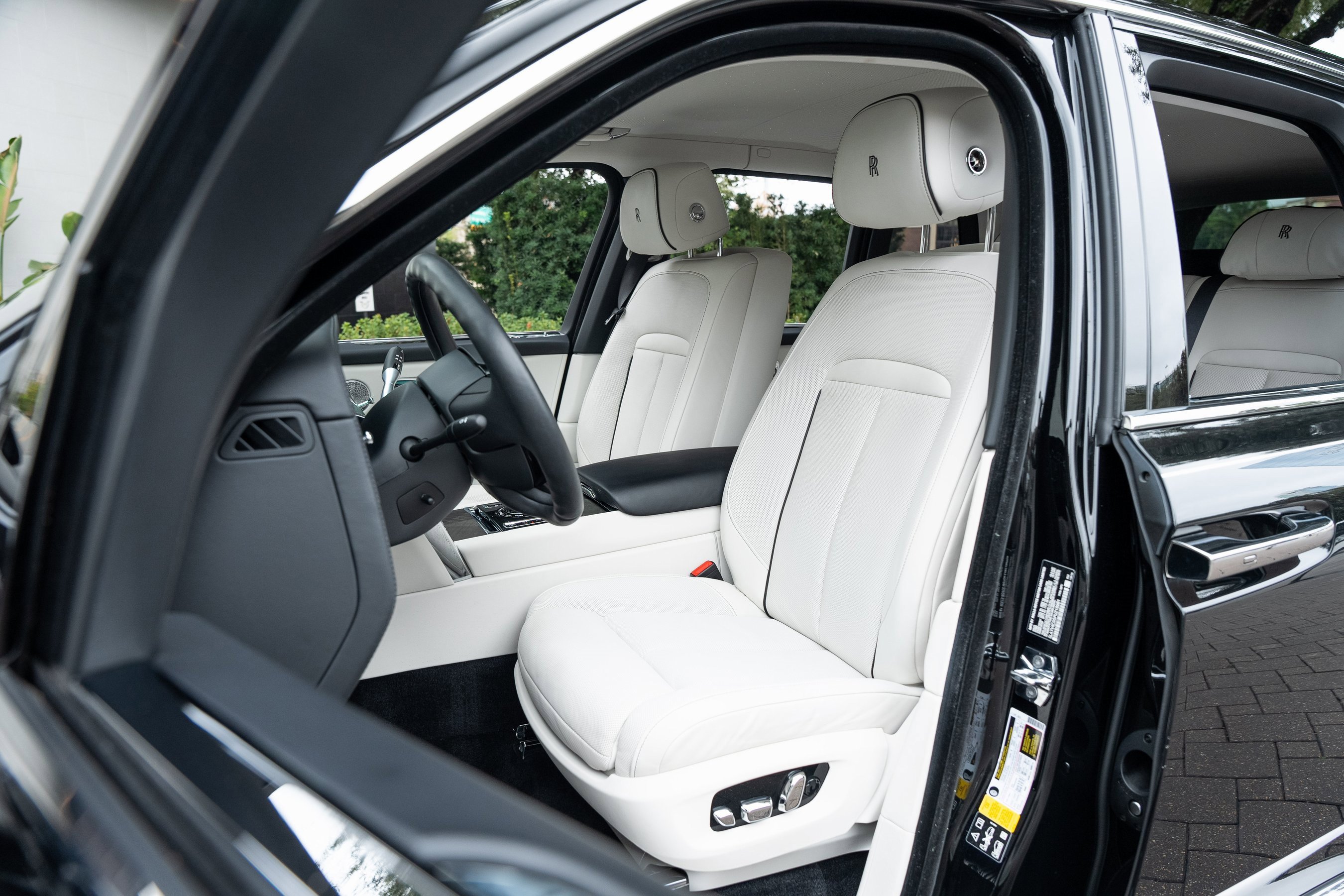 Used 2023 Rolls-Royce Cullinan w/ Cullinan Package image 25