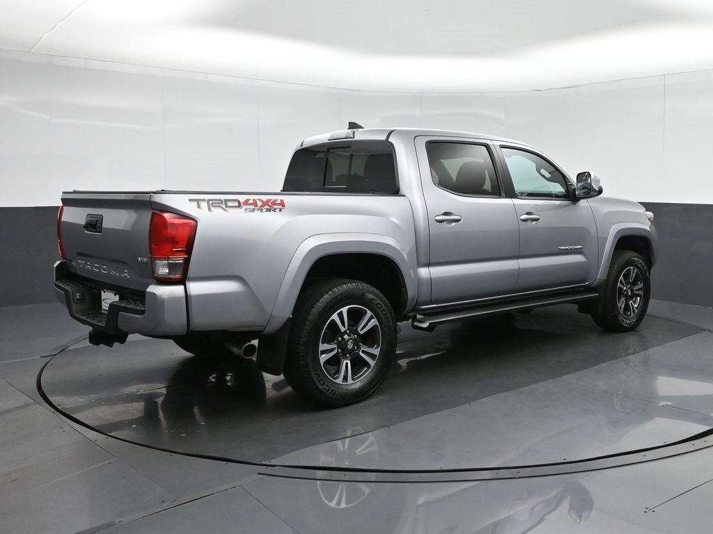 Used 2017 Toyota Tacoma TRD Sport image 7