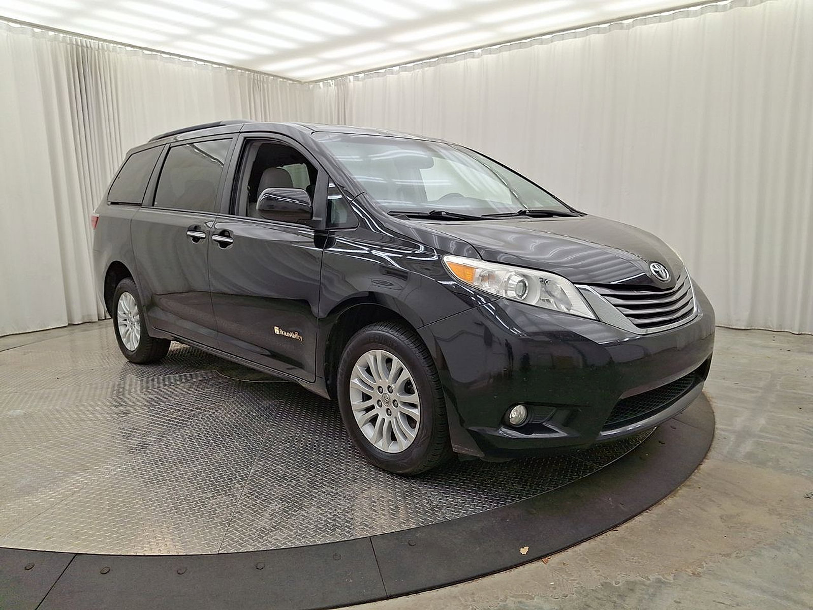 Used 2015 Toyota Sienna XLE w/ XLE Navigation Package image 22