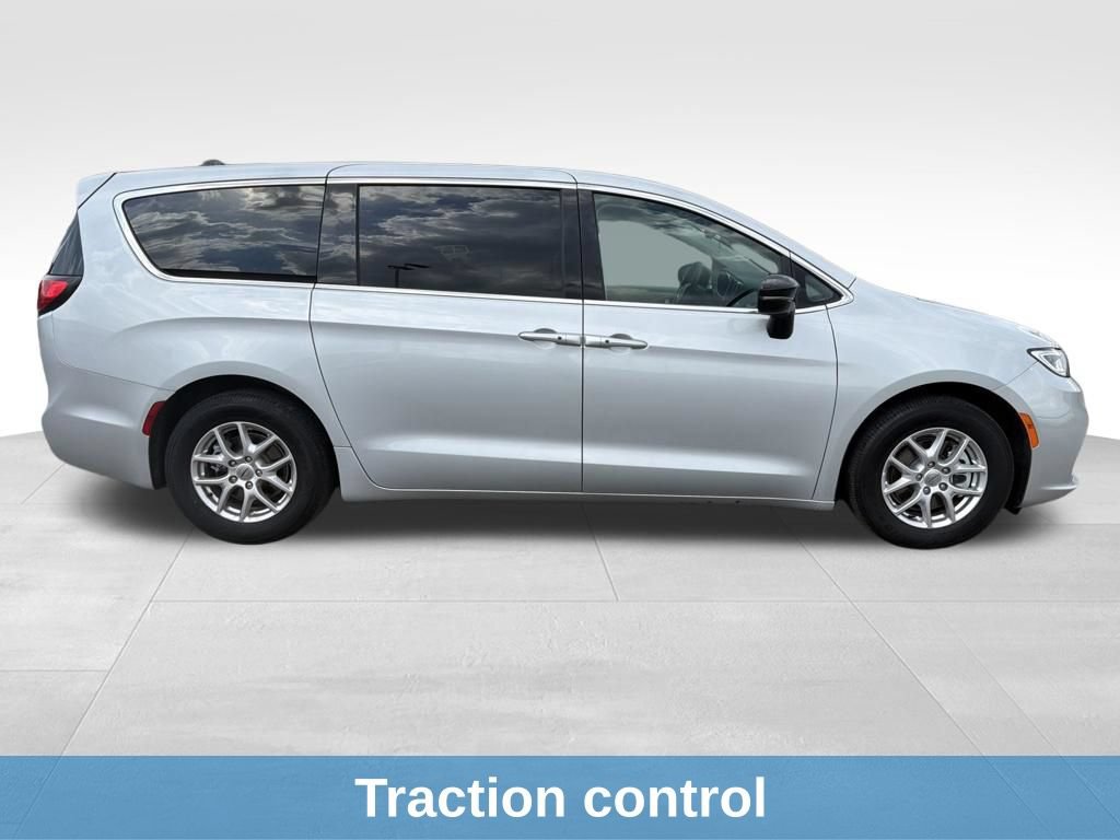 Used 2024 Chrysler Pacifica Touring-L FWD image 19