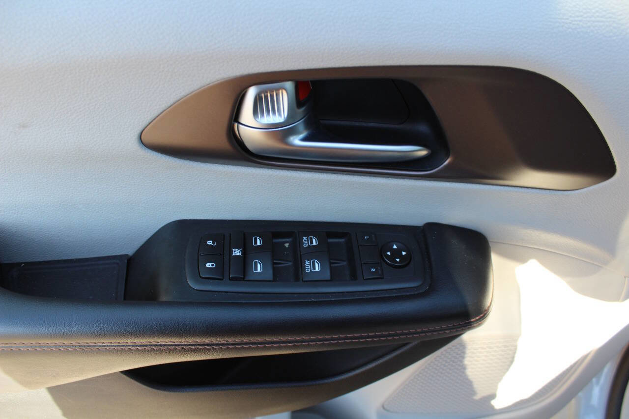 Used 2019 Chrysler Pacifica LX image 13
