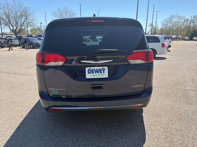 Used 2019 Chrysler Pacifica Limited w/ Tire & Wheel Group FWD image 4