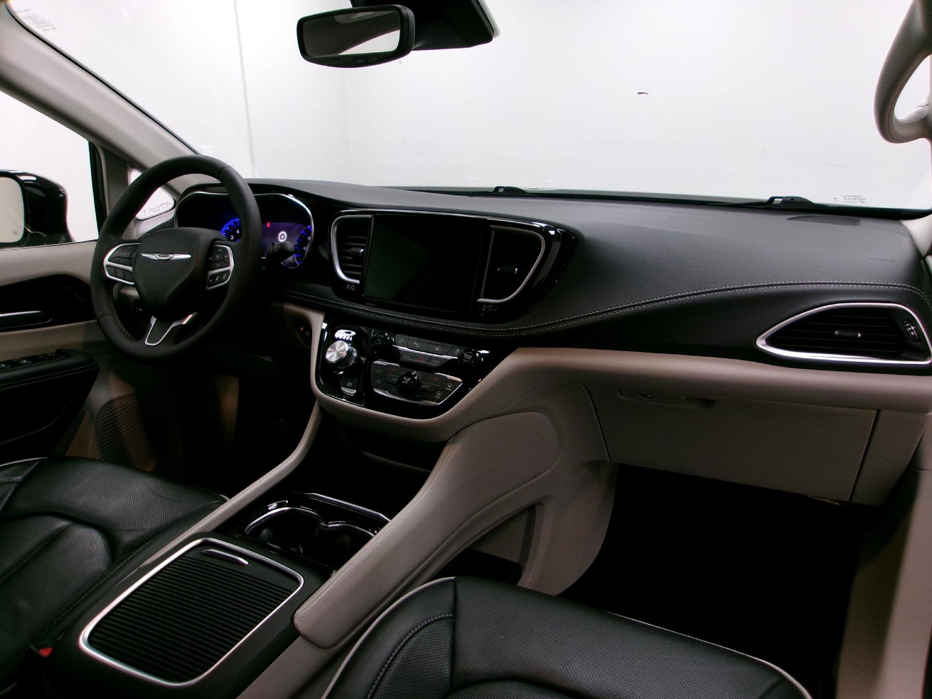 Used 2024 Chrysler Pacifica Limited image 3