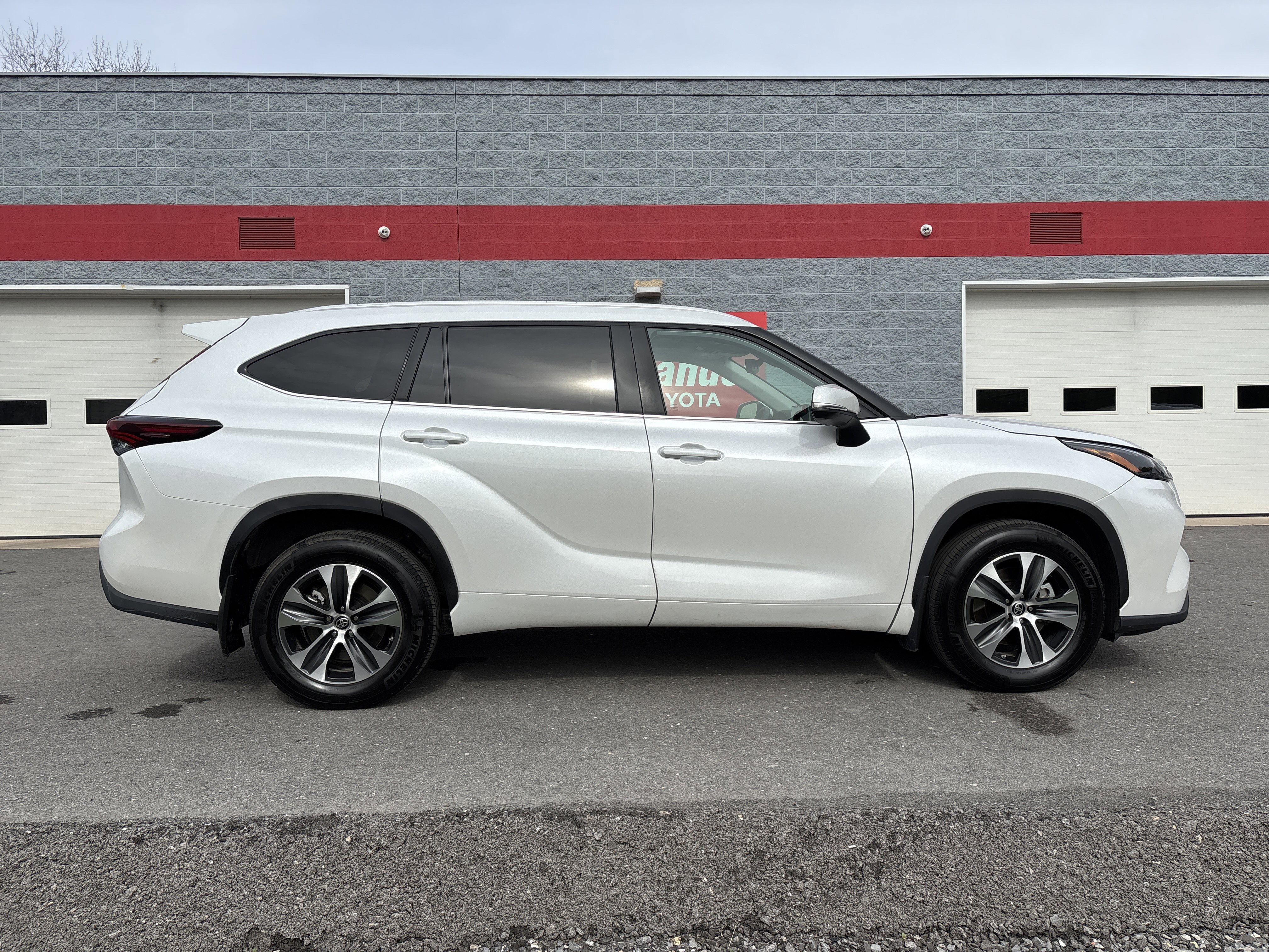 Used 2024 Toyota Highlander XLE image 2