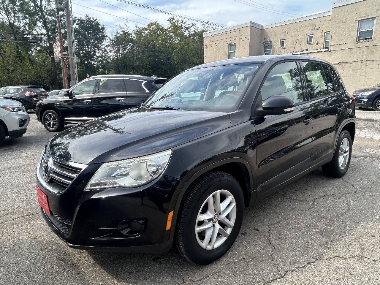 Used 2011 Volkswagen Tiguan S FWD image 2